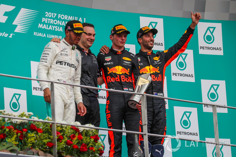 Lewis Hamilton, Mercedes AMG F1, Dan Fallows, Responsabile dell'Aerodinamica Red Bull Racing, il vincitore della gara Max Verstappen, Red Bull Racing e Daniel Ricciardo, Red Bull Racing festeggiano sul podio