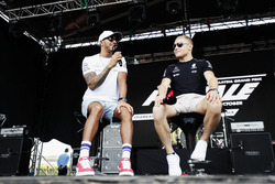 Lewis Hamilton, Mercedes AMG F1 W08, Valtteri Bottas, Mercedes AMG F1, sul palco in un evento per i