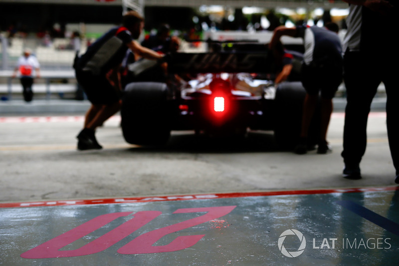 I membri del team Haas F1 Team riportano nel box Romain Grosjean, Haas F1 Team VF-17