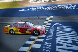 Kyle Larson, Chip Ganassi Racing Chevrolet takes the checkered flag