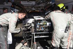 Les mécaniciens travaillent sur la #2 Porsche Team Porsche 919 Hybrid: Timo Bernhard, Earl Bamber, Brendon Hartley