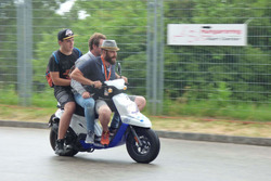 Stefano Comini in motorino coi fan