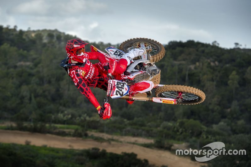 Tim Gajser beraksi dengan teknik whip