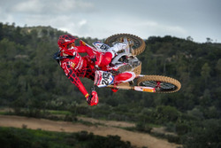 Tim Gajser beraksi dengan teknik whip
