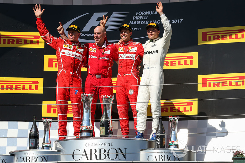 Podio: ganador de la carrera Sebastian Vettel, Ferrari, segundo lugar tercer lugar de Kimi Raikkonen