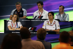 Otmar Szafnauer, Directeur des Opérations Sahara Force India F1; Toto Wolff, Directeur Exécutif Mercedes AMG F1; Stephen Fitzpatrick, Propriétaire de Manor Racing; Claire Williams, Team Principal Adjointe de Williams; Monisha Kaltenborn, Team Principal Sauber lors de la conférence de presse de la FIA