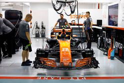 El coche de Stoffel Vandoorne, McLaren MCL32, espera en el garaje