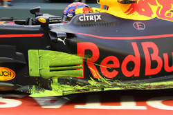 Max Verstappen, Red Bull Racing RB13, avec de la peinture aéro sur le déflecteur