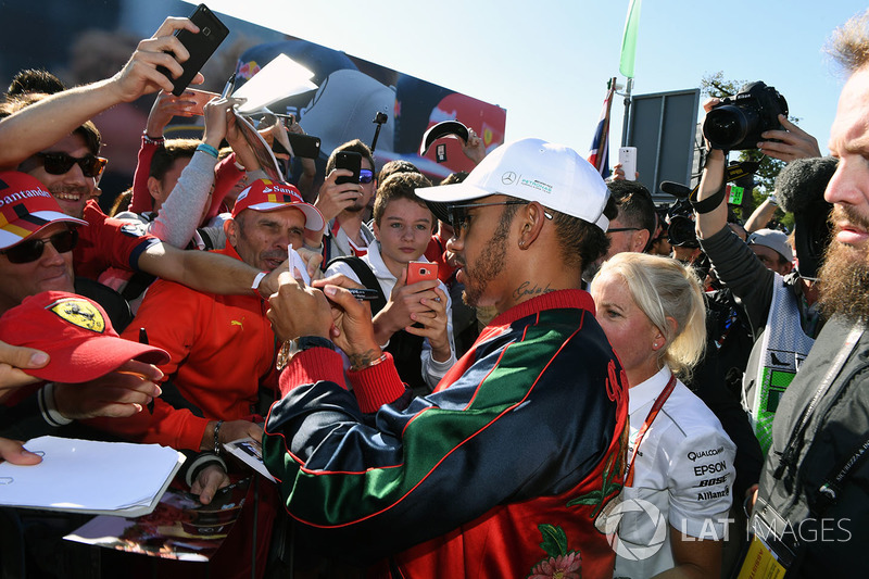 Lewis Hamilton, Mercedes AMG F1 signs autographs for the fans