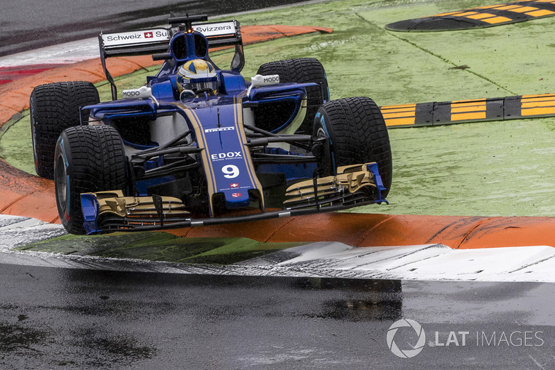 Marcus Ericsson, Sauber C36 jumps across the kerb