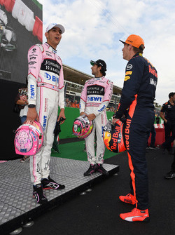 Max Verstappen, Red Bull Racing, Sergio Perez, Sahara Force India and Esteban Ocon, Sahara Force India F1 watch the screen