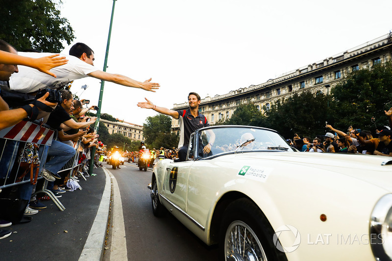 Romain Grosjean, Haas F1 Team, en el desfile de Milán