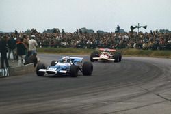 Jackie Stewart, Matra MS80 Ford, precede Jochen Rindt, Lotus 49B Ford