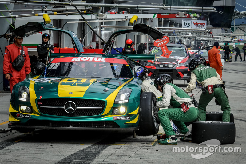 Pit stop, #52 SAITAMA TOYOPET Green Brave, Mercedes-Benz SLS AMG GT3: Taku Bamba, Takayuki Hiranuma,