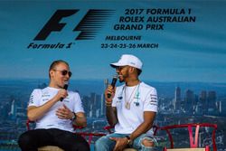 Valtteri Bottas, Mercedes AMG F1 y Lewis Hamilton, Mercedes AMG F1