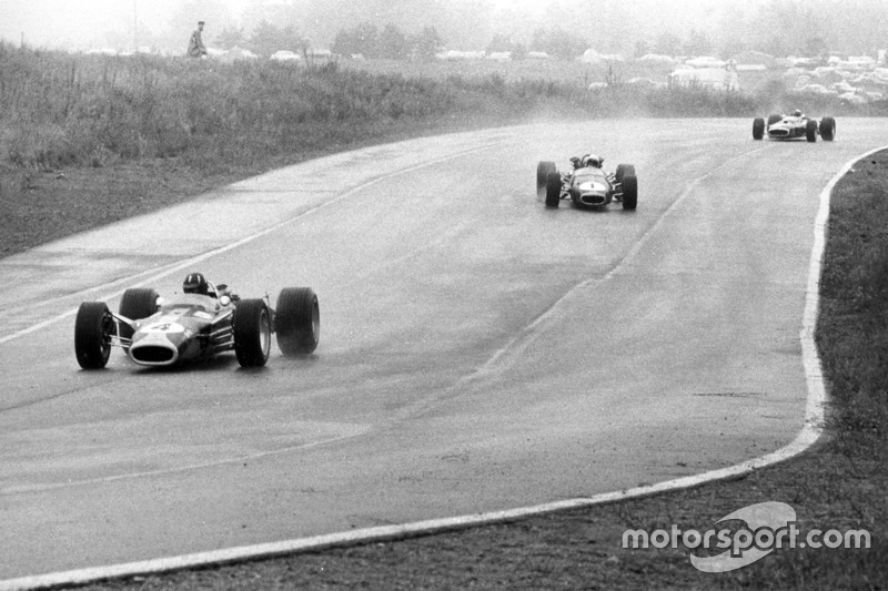 Graham Hill, Lotus 49-Ford, devant Jack Brabham, Brabham BT24-Repco, et Jackie Stewart, BRM P83