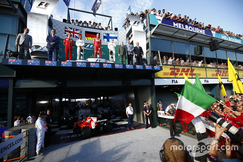 Luigi Fraboni, Head of Power Unit Race Operation, Ferrari, Lewis Hamilton, Mercedes AMG, 2° classificato, Sebastian Vettel, Ferrari, 1° classificato, and Valtteri Bottas, Mercedes AMG, 3° classificato, sul podio
