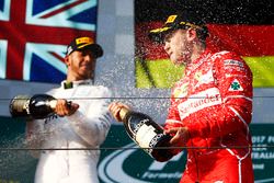 Podio: Sebastian Vettel, Ferrari, Lewis Hamilton, Mercedes AMG F1