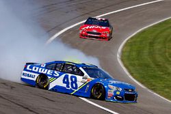 Jimmie Johnson, Hendrick Motorsports Chevrolet pierde el control en la curva 4