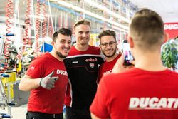 Chaz Davies, Ducati Team, con alcuni dipendenti Ducati