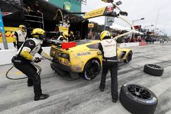 La #4 Corvette Racing Chevrolet Corvette C7.R: Oliver Gavin, Tommy Milner, Marcel Fässler aux stands