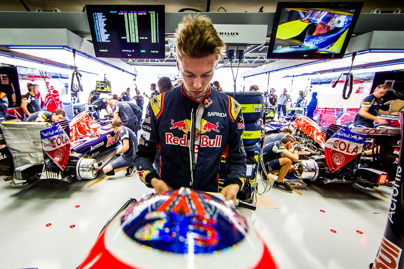 2016 год. В боксах Toro Rosso на пятничных тренировках