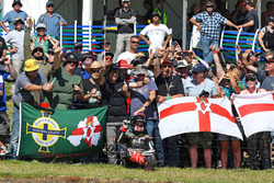Jonathan Rea, Kawasaki Racing, fête sa victoire en Course 2 avec des fans