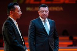 Hasegawa Yusuke, oficial de manejo, Honda y Eric Boullier, Director, McLaren, en el escenario en el lanzamiento de la McLaren MCL32