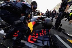 Daniel Ricciardo, Red Bull Racing RB12 en la parrilla