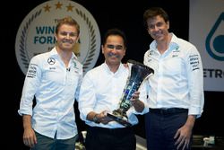 Nico Rosberg, Mercedes AMG F1, Toto Wolff, directeur exécutif Mercedes AMG F1