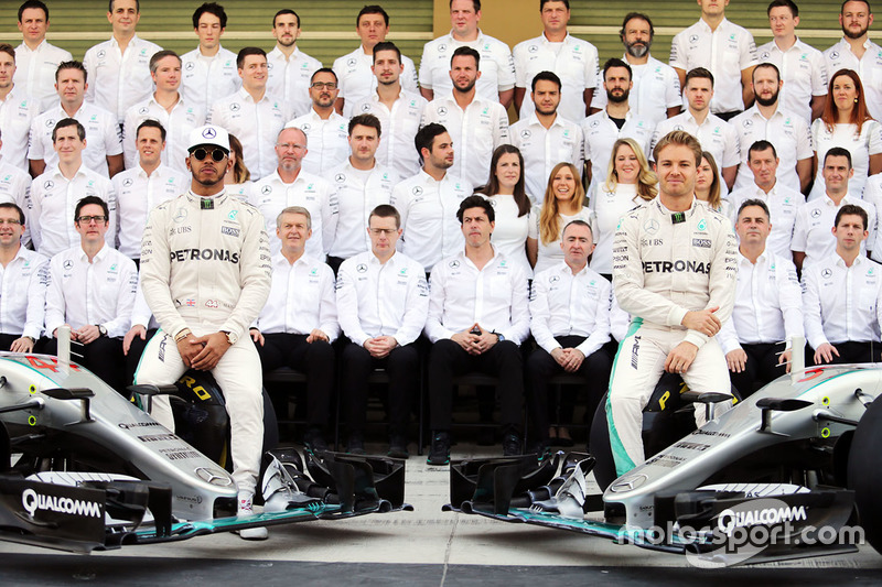 Lewis Hamilton, Mercedes AMG F1 y Nico Rosberg, Mercedes AMG F1 W07 Hybrid en una foto de equipo