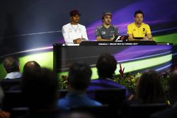 Lewis Hamilton, Mercedes AMG F1, Fernando Alonso, McLaren, Jolyon Palmer, Renault Sport F1 Team