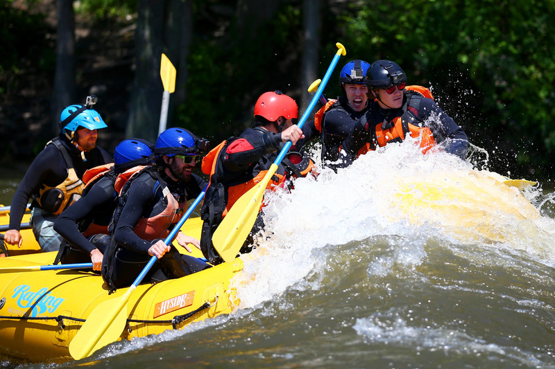 Pilotos de Red Bull hacen rafting en el río: Daniel Ricciardo, Max Verstappen, Daniil Kvyat y Carlos Sainz, Jr.