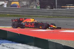 Max Verstappen, Red Bull Racing RB13 na aanrijding in eerste bocht