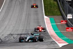 Valtteri Bottas, Mercedes AMG F1 W08, Sebastian Vettel, Ferrari SF70H, Daniel Ricciardo, Red Bull Ra