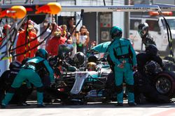 Lewis Hamilton, Mercedes AMG F1 W08, pit stop action