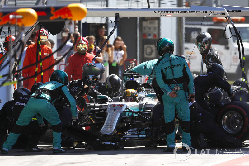 Lewis Hamilton, Mercedes AMG F1 W08, pit stop action