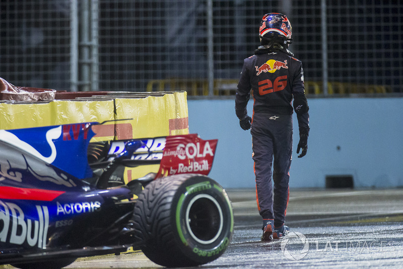 Daniil Kvyat, Scuderia Toro Rosso, loopt weg van zijn beschadigde auto