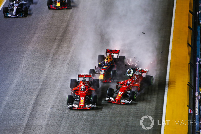 Sebastian Vettel, Ferrari SF70H, Max Verstappen, Red Bull Racing RB13, Kimi Raikkonen, Ferrari SF70H, se percutent au départ