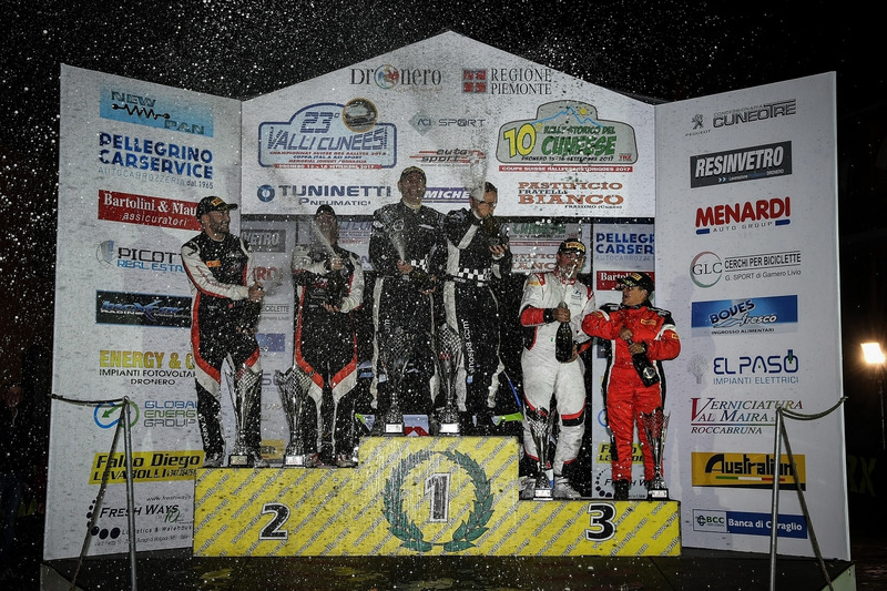 Alessandro Gino-Marco Simone Ravera, Sébastien Carron-Vincent Landais, D-Max Swiss, und Elwis Chentre-Elena Giovenale, Winners Rally Team, podium