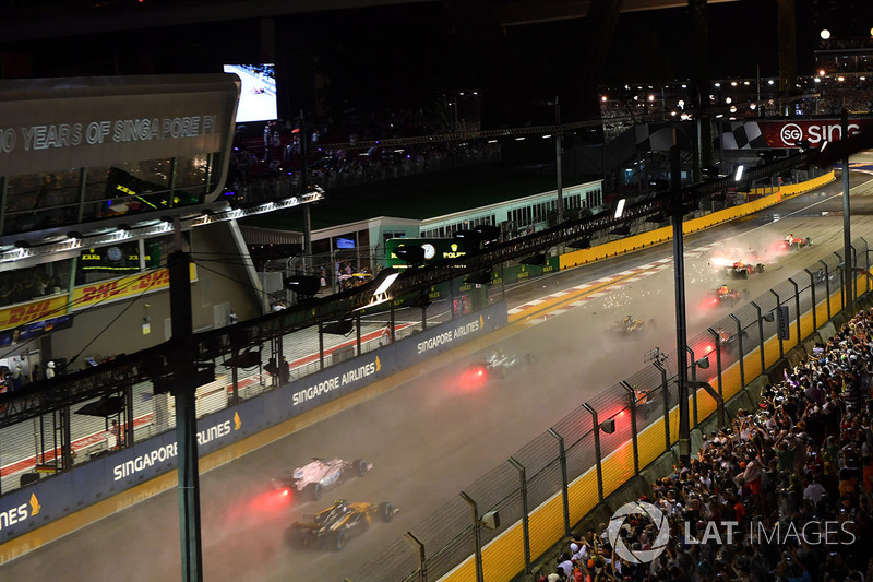 Choque de Sebastian Vettel, Ferrari SF70H, Kimi Raikkonen, Ferrari SF70H y Max Verstappen, Red Bull Racing RB13 en la arrancada