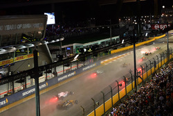 L'incidente tra Sebastian Vettel, Ferrari SF70H, Max Verstappen, Red Bull Racing RB13 e Kimi Raikkon
