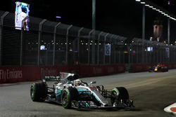 Lewis Hamilton, Mercedes AMG F1 W08 leads