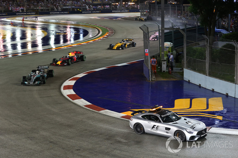 La Safety car guida il gruppo