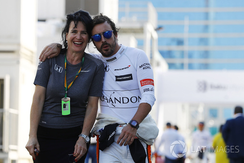 Fernando Alonso, McLaren, y encargada de prensa Silvia Hoffer Frangipane