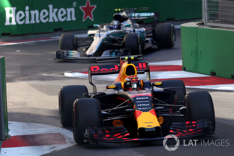 Em Baku, vinha novamente à frente de Ricciardo, mas sofreu mais uma vez com problemas mecânicos.