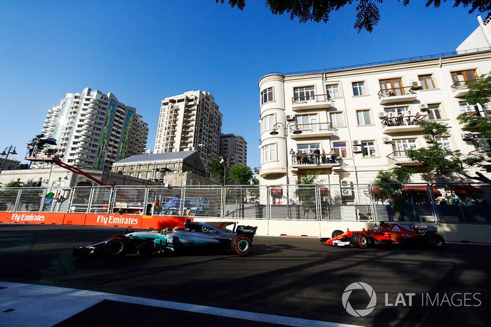 Lewis Hamilton y Sebastian Vettel en Azerbaiyán 2017