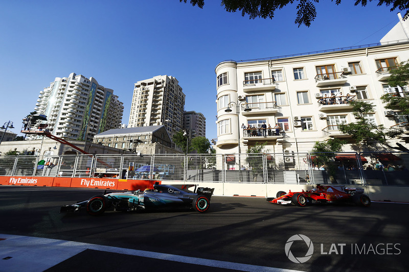 Lewis Hamilton y Sebastian Vettel en Azerbaiyán 2017