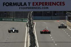 Valtteri Bottas, Mercedes-Benz F1 W08 und Sebastian Vettel, Ferrari SF70H