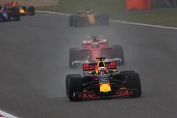 Даниэль Риккардо, Red Bull Racing RB13, впереди Кими Райкконена, Ferrari SF70H, и Нико Хюлькенберга, Renault Sport F1 Team RS17